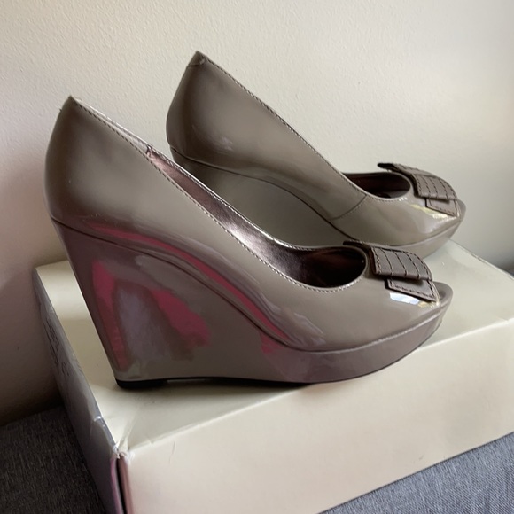 6.5 size Barbara by DKNY wedges shoes in patent leather. New - Picture 3 of 5
